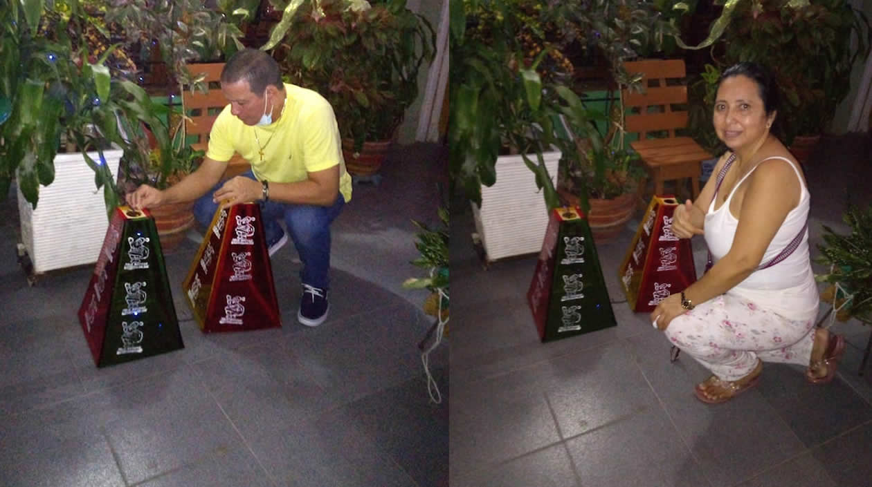 Los adultos encendiendo velitas en el barrio La Concepción de Barranquilla.