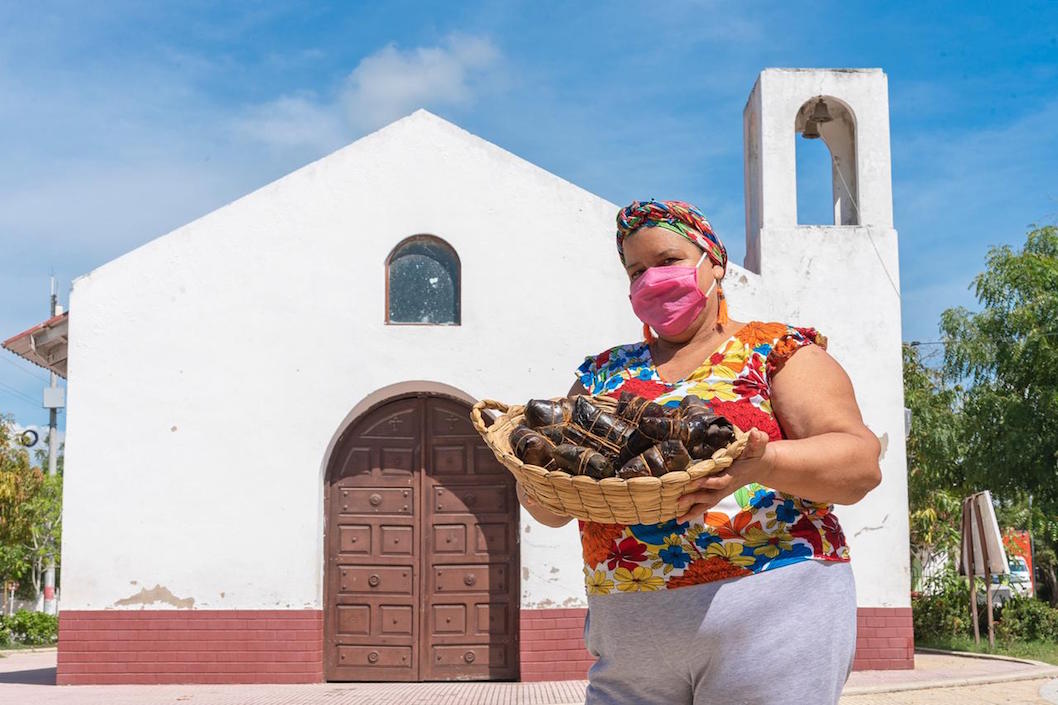 Matrona de Pital de Megua ofreciendo pasteles.