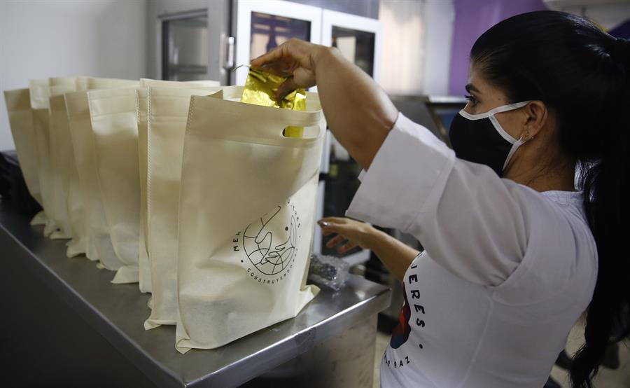 Mujeres excombatientes exhiben sus productos