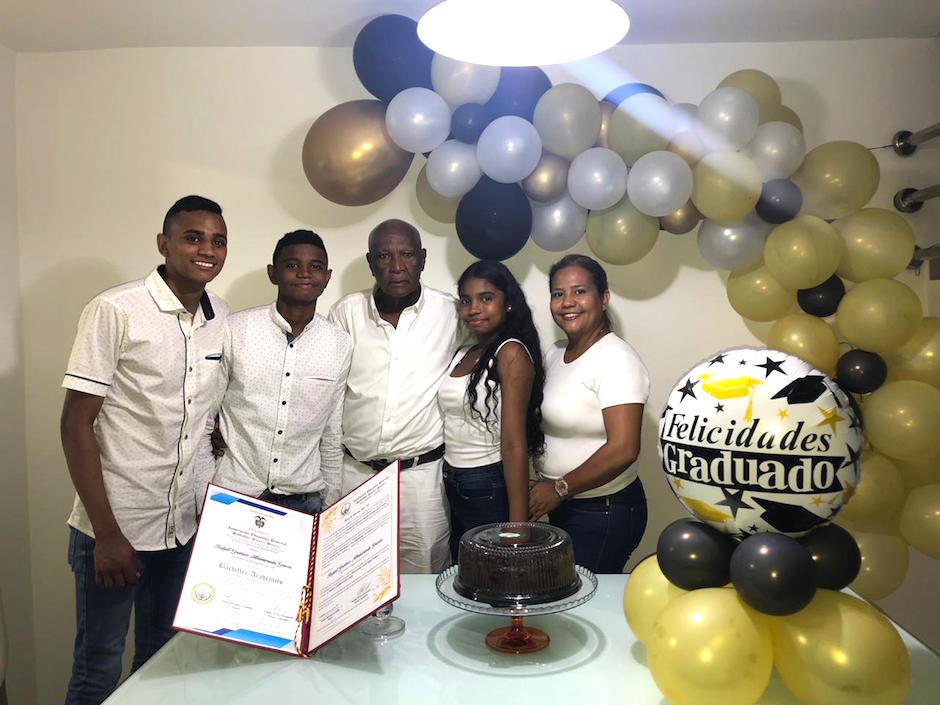 Cortesía Acompañado de sus familias luego de la ceremonia.