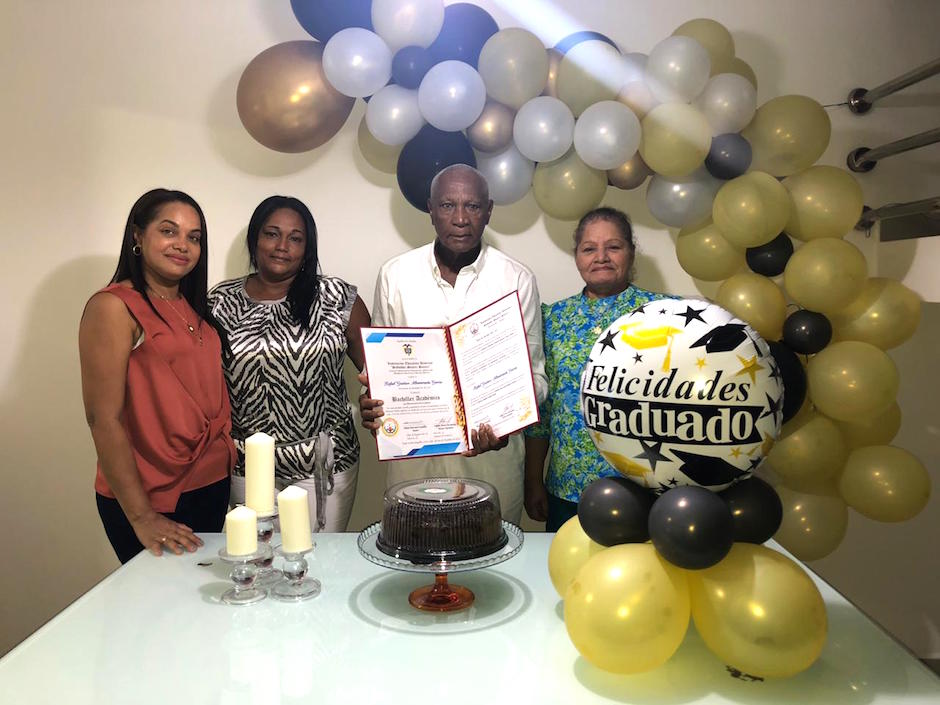 Cortesía Acompañado de sus familias luego de la ceremonia.