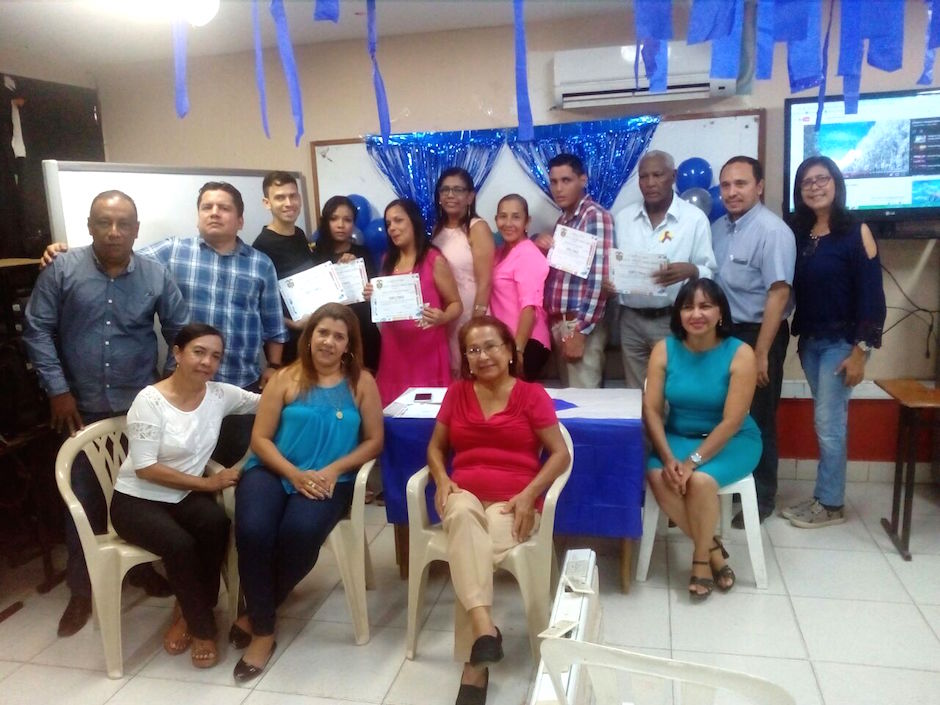 Cortesía Con docentes y compañeros de la promoción de primaria.