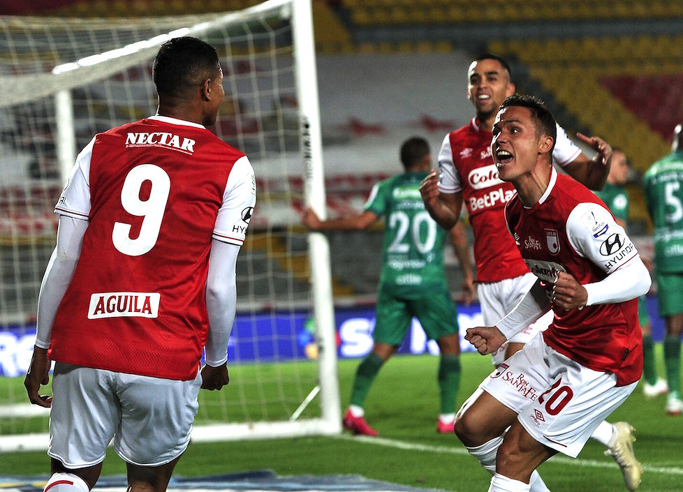 Jorge Ramos celebrando con sus compañeros la apertura del marcador.