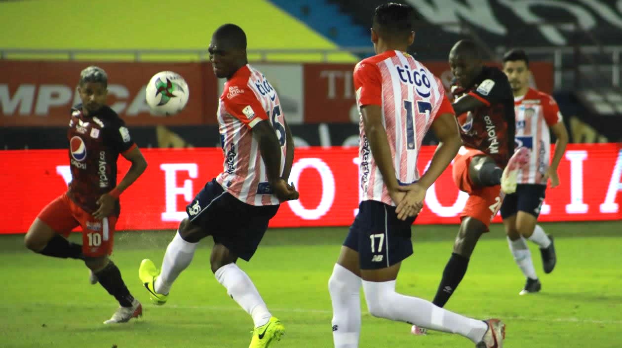 Remate de Yesus Cabrera al arco de Sebastián Viera.