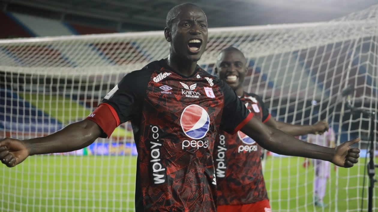 Adrián Ramos festejando su gol.