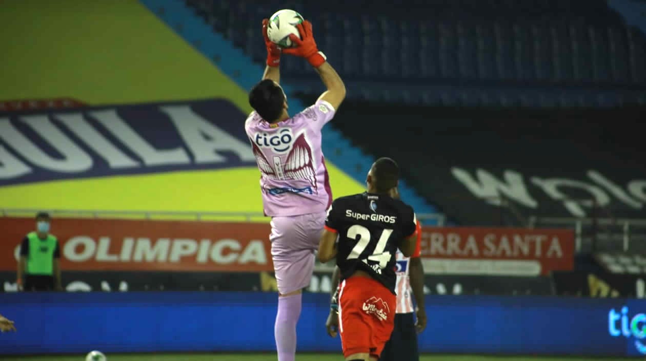 Sebastián Viera controlando un balón en su área.