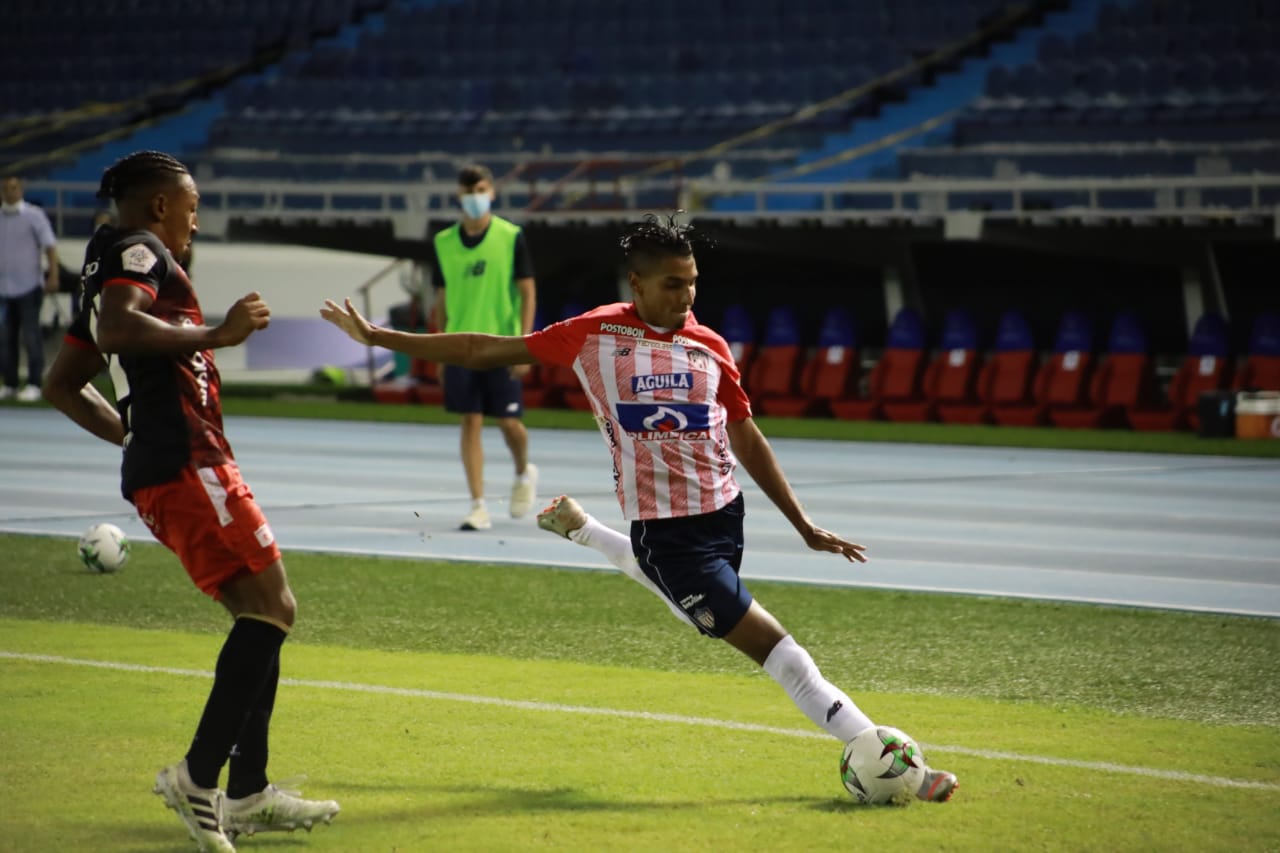 Gabriel Fuentes iniciando ofensiva.