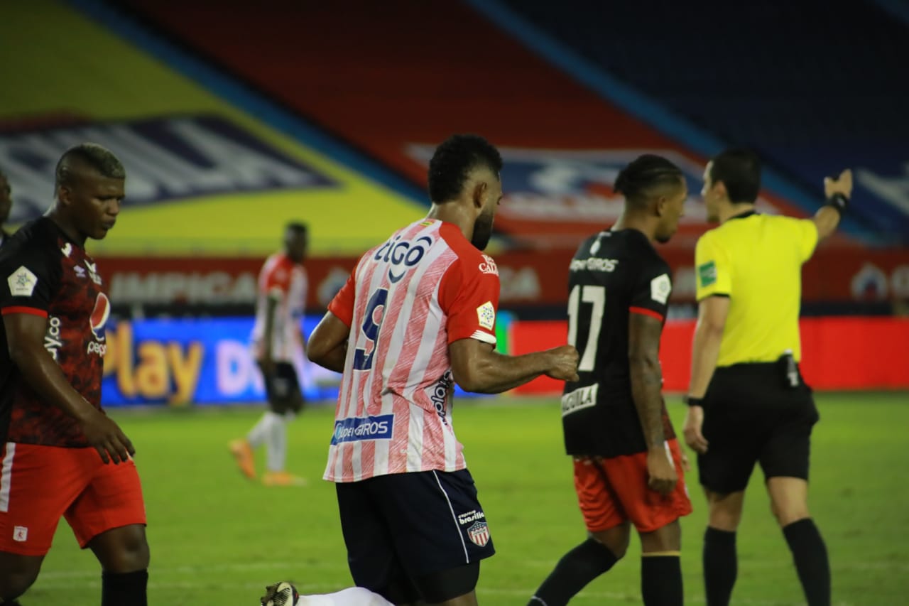 El Árbitro anulando el gol de Borja.