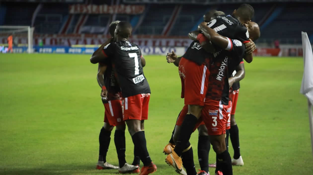 Los escarlatas celebrando un gol en el Metropolitano.