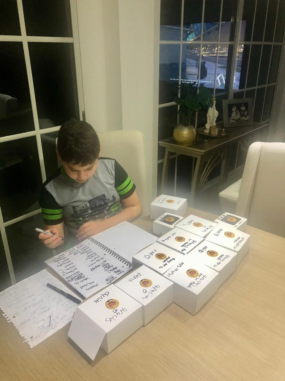 Elías Amar sacando las cuentas de las ventas de brownies.