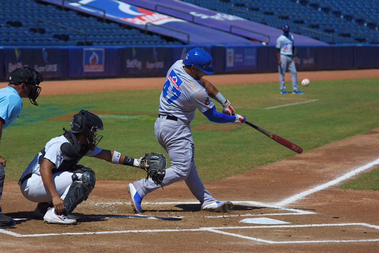 Harold Ramírez no logró producir con el madero.