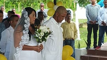 Los novios en el altar.