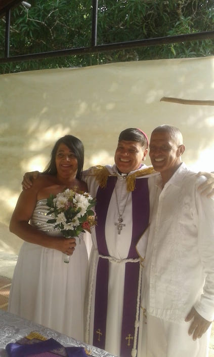 Los novios con el Arzobispo Franciscano Fray Edgar Rincon Salazar.