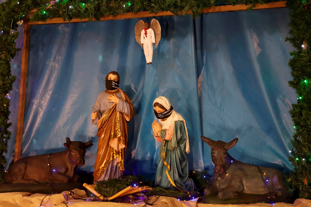 Figuras de José y María, con tapabocas.