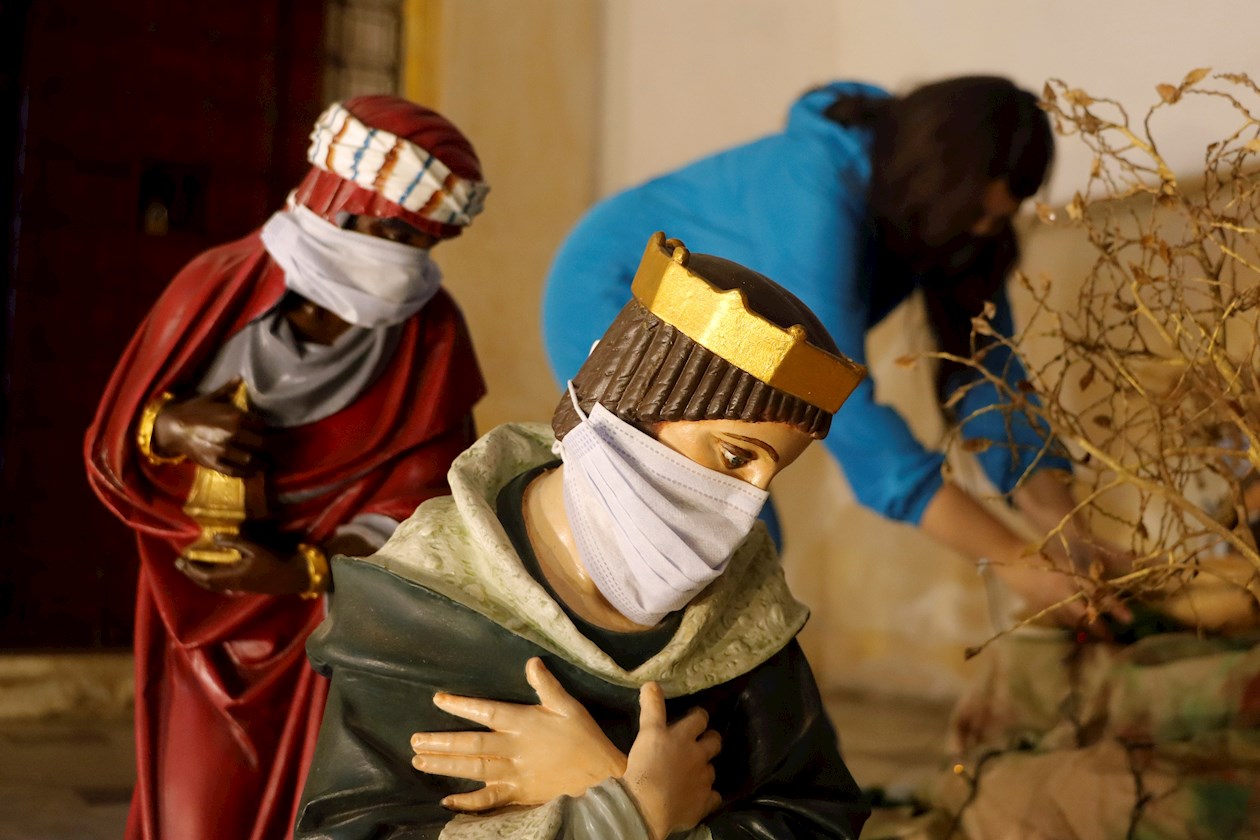 Figuras de dos de los tres reyes magos, ataviados con tapabocas.