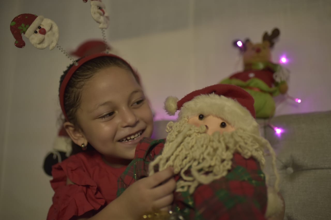 La pequeña Sofía adorando los muñecos de Navidad.