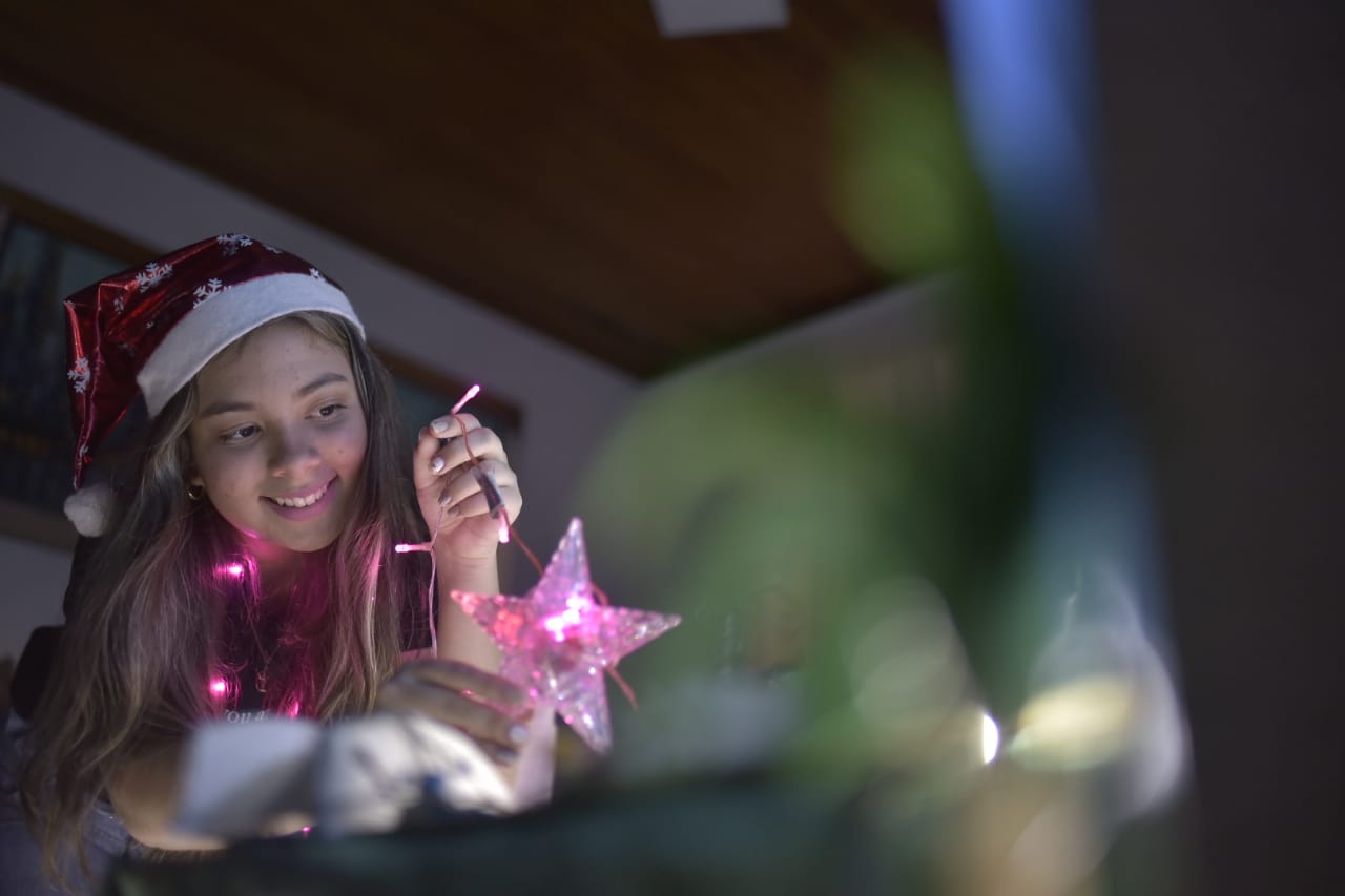 María Camila Alzate feliz en el festejo decembrino.