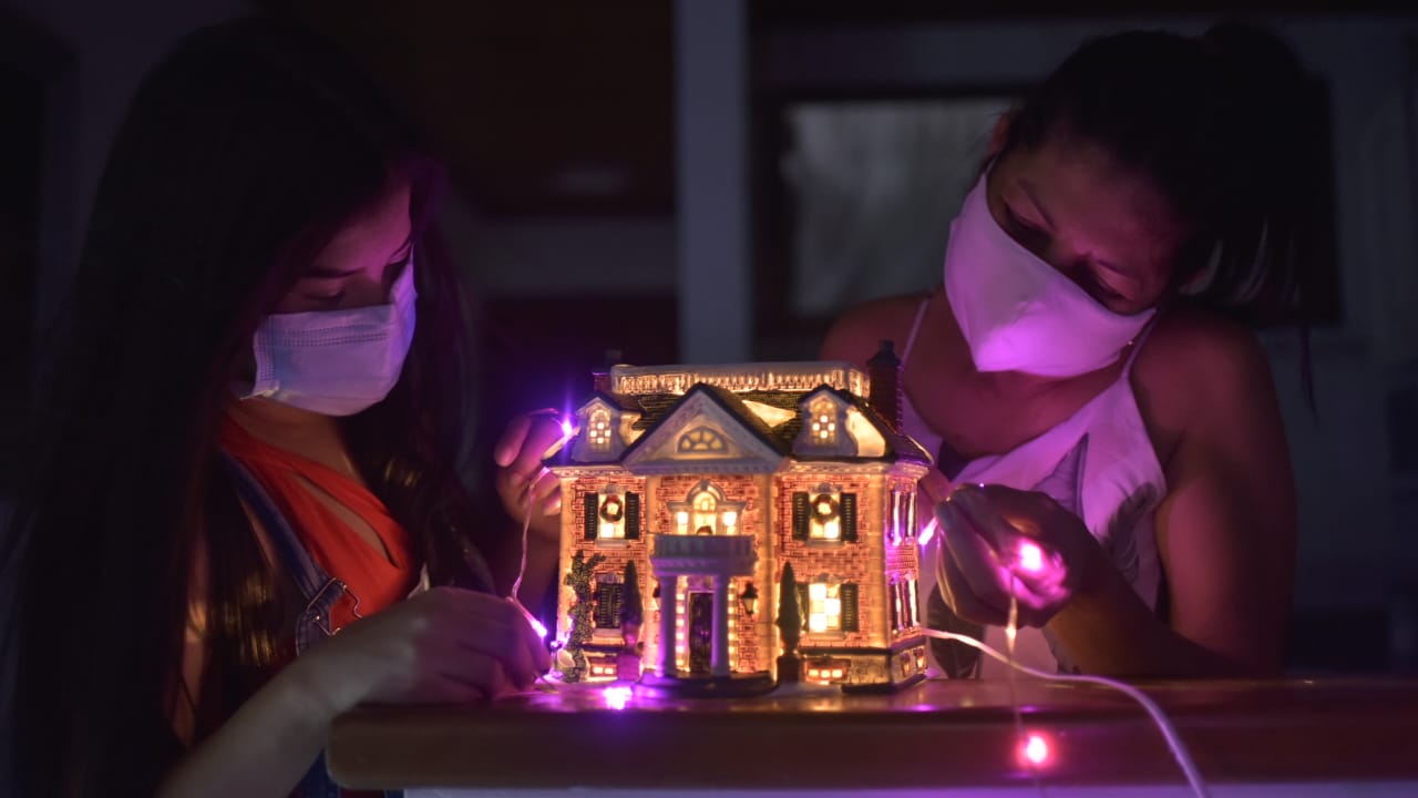 María Del Carmen y su tía Janeth decorando su casa.