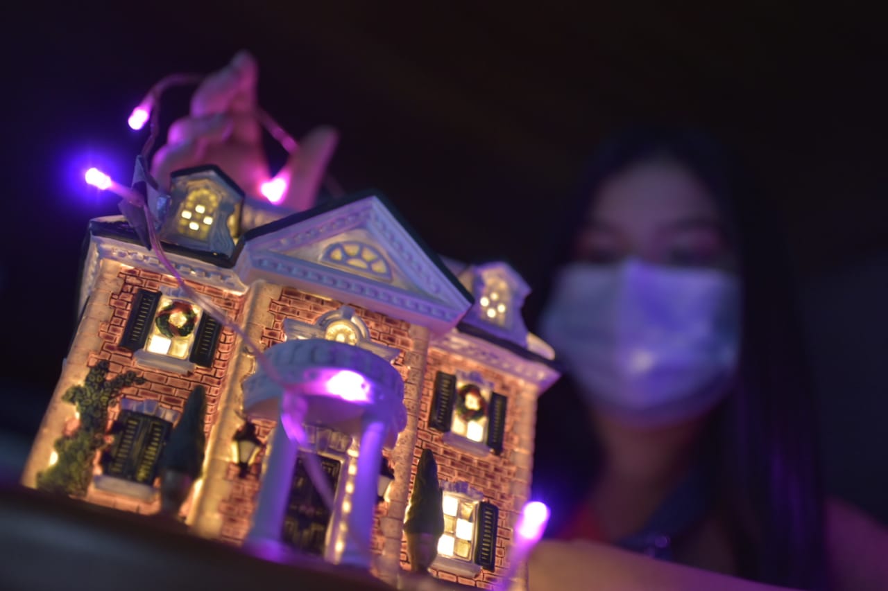 Casita navideña alegrada por los niños.