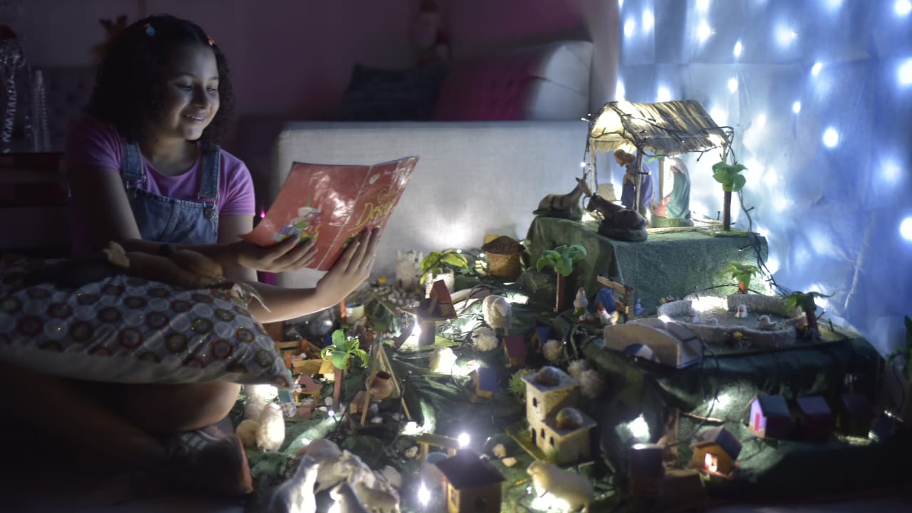 Lindy Vanesa espera todas las navidades pare leer la Novena.