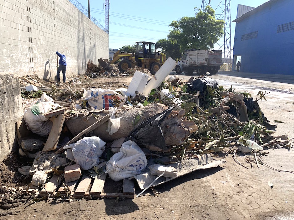 Toda clase de desechos arrojados en el lugar.