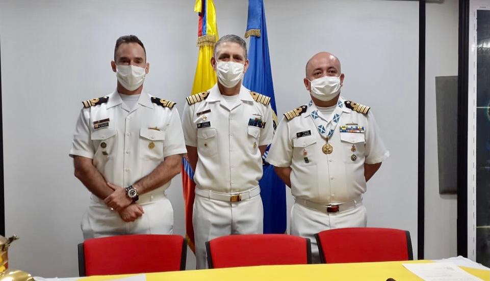 Los capitanes entrante y saliente, con el Coordinador General de la Dimar.