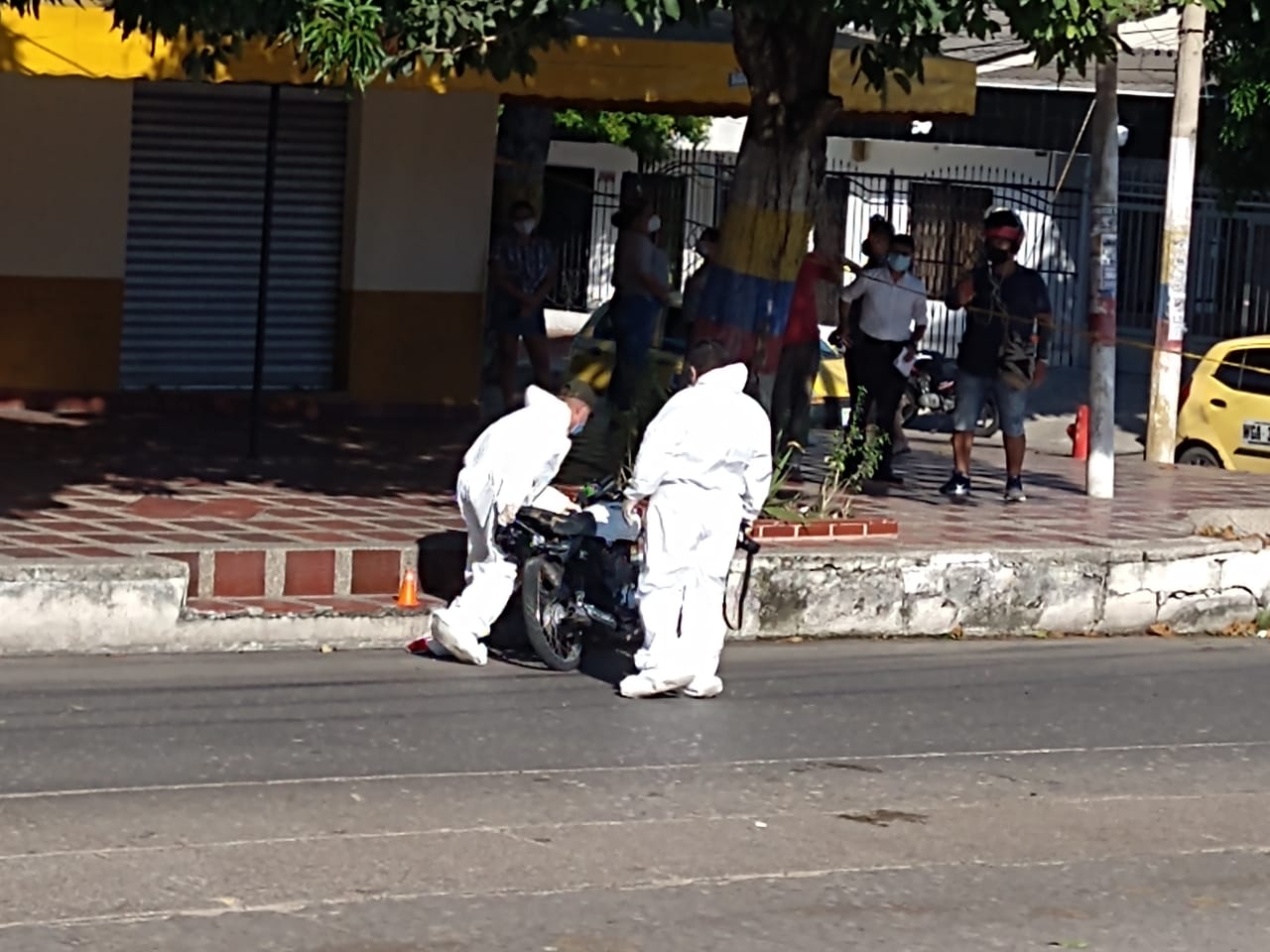 Momentos en que la Policía inspecciona la moto en la que presuntamente se movilizaban los presuntos ladrones. 