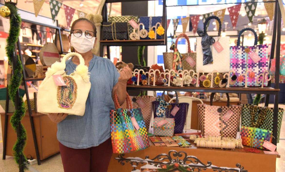 Una emprendedora exhibiendo sus productos.