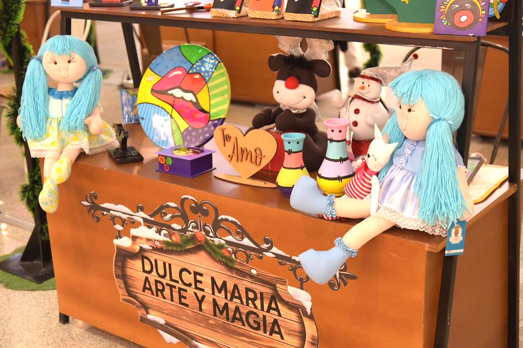 Muñecas y otros elementos.
