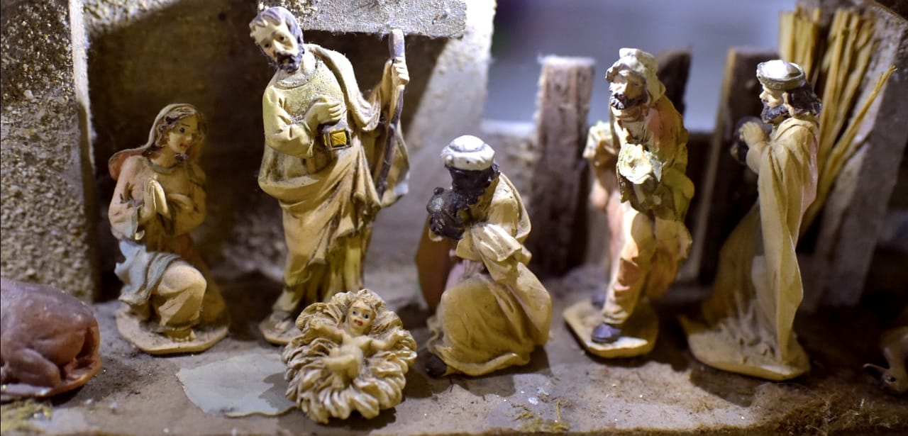 El pesebre con el nacimiento del Niño Dios.