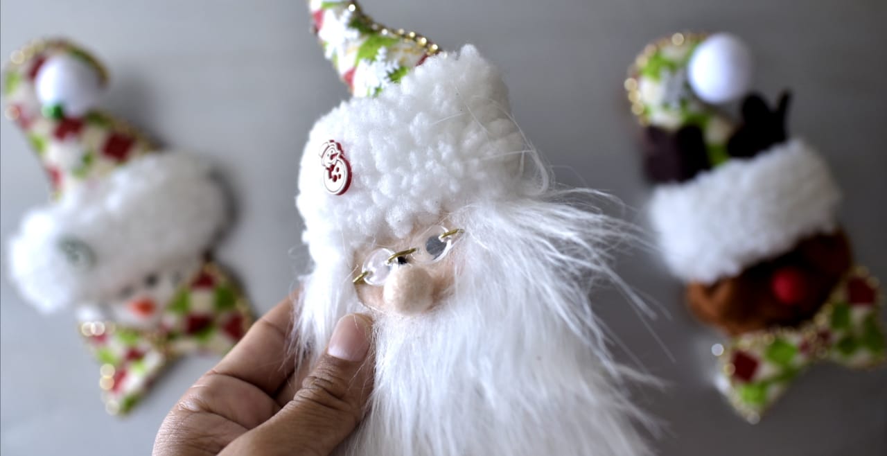 Figuras navideñas adornando las casas.