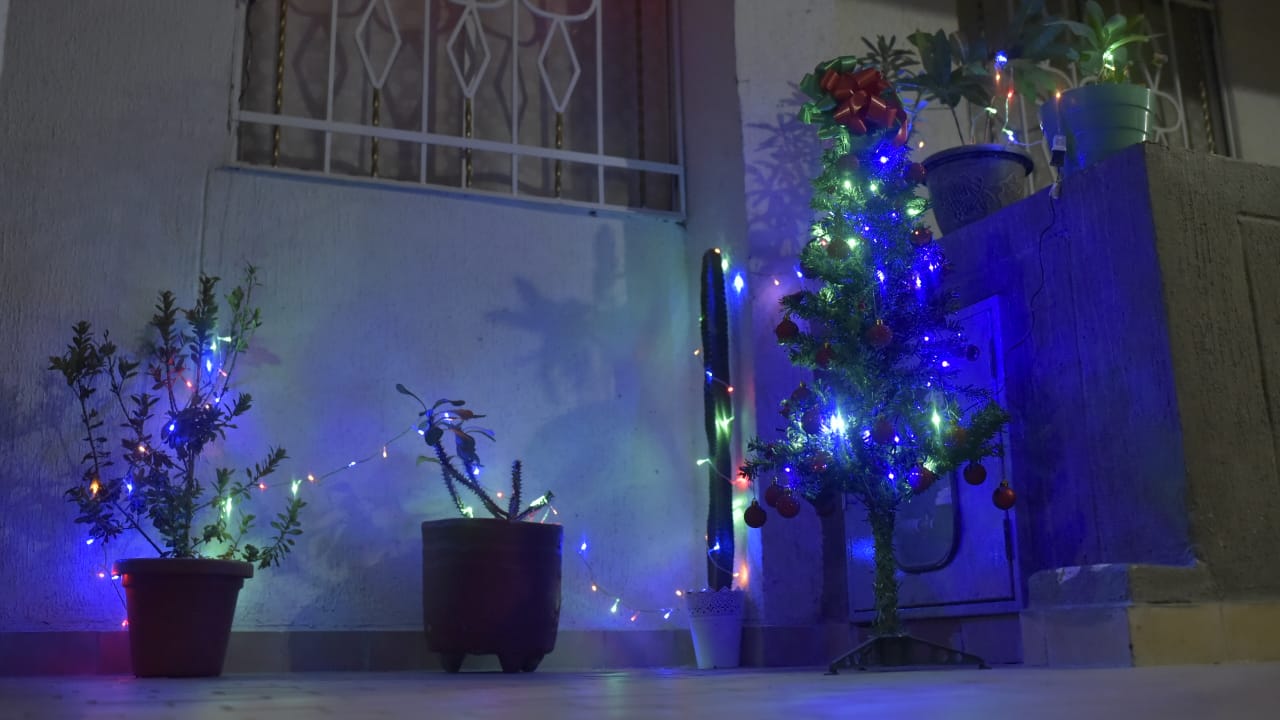Iluminación en las puertas de las viviendas.