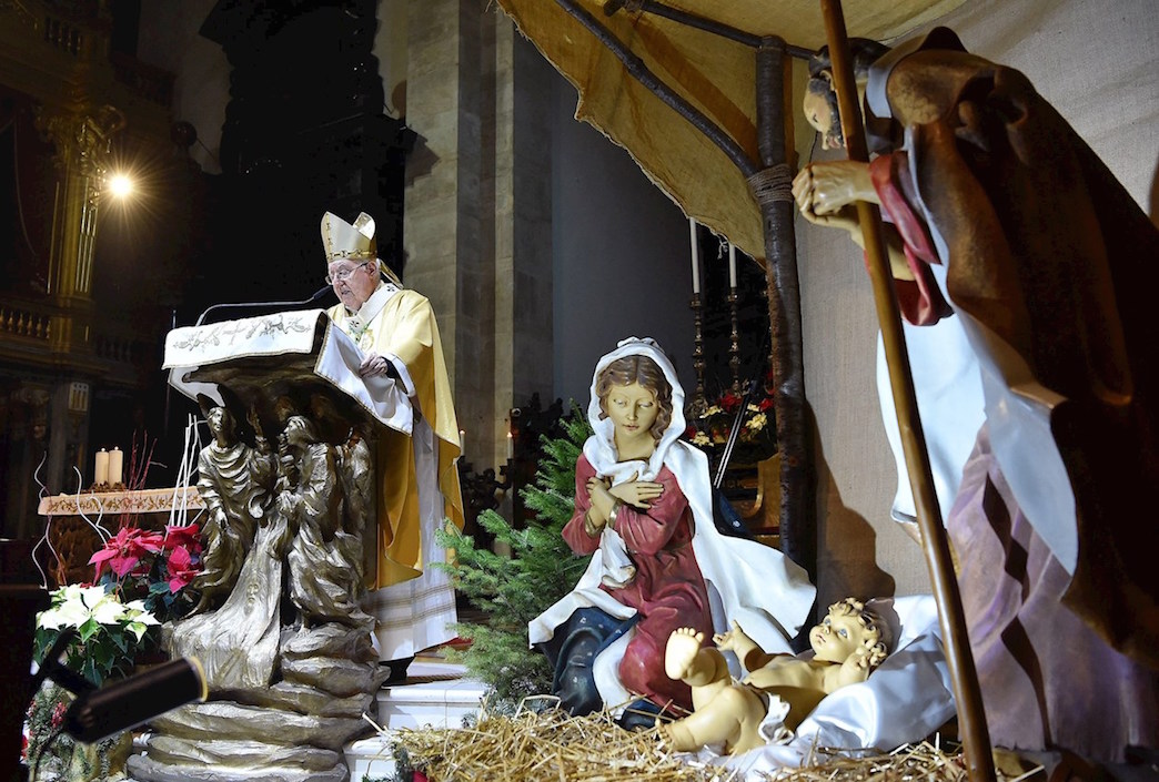 El Arzobispo Cesare Nosiglia celebrando la misa en Turín, Italia.
