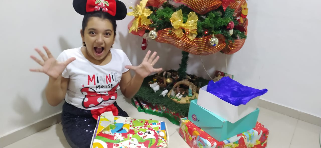 Isabella se sorprendió con todos sus regalos, en el barrio Los Pinos.