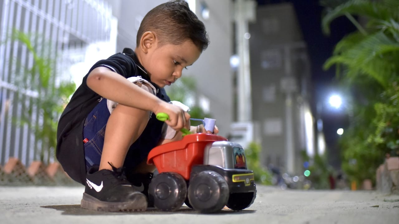 El pequeño Keiner madrugó a usar los juguetes que les trajo el niño Dios, en el barrio Caribe Verde.