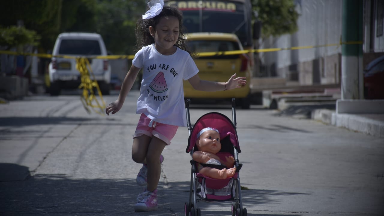 La pequeña Sofía Beleño, en el barrio La Victoria.
