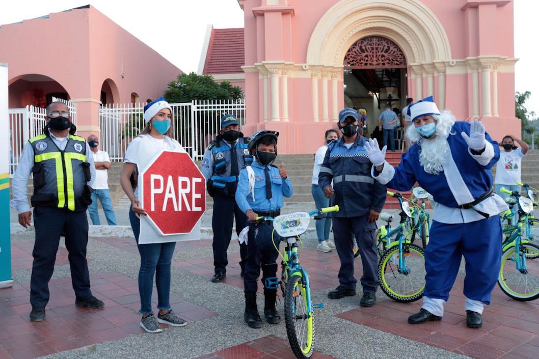 Entrega de bicicletas a niños en Puerto Colombia.