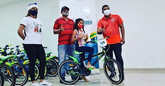 Entrega de bicicletas a niños en Puerto Colombia.