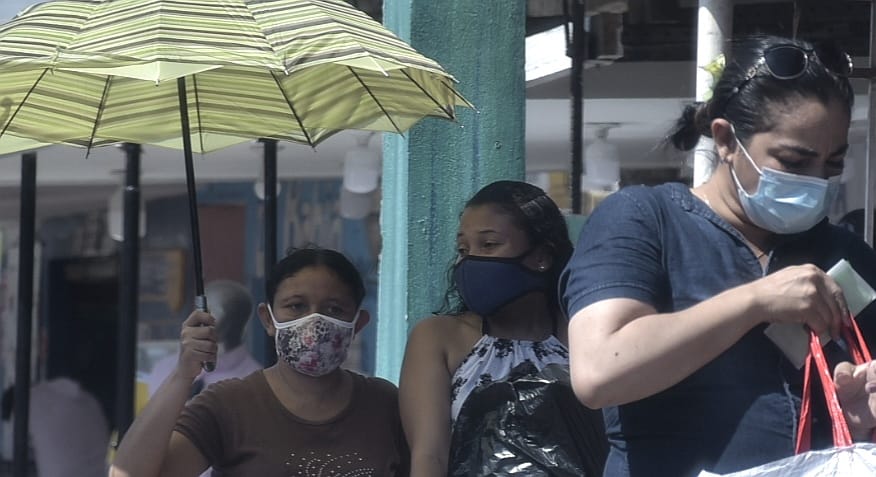El frenesí diario es adornado con el tapaboca.