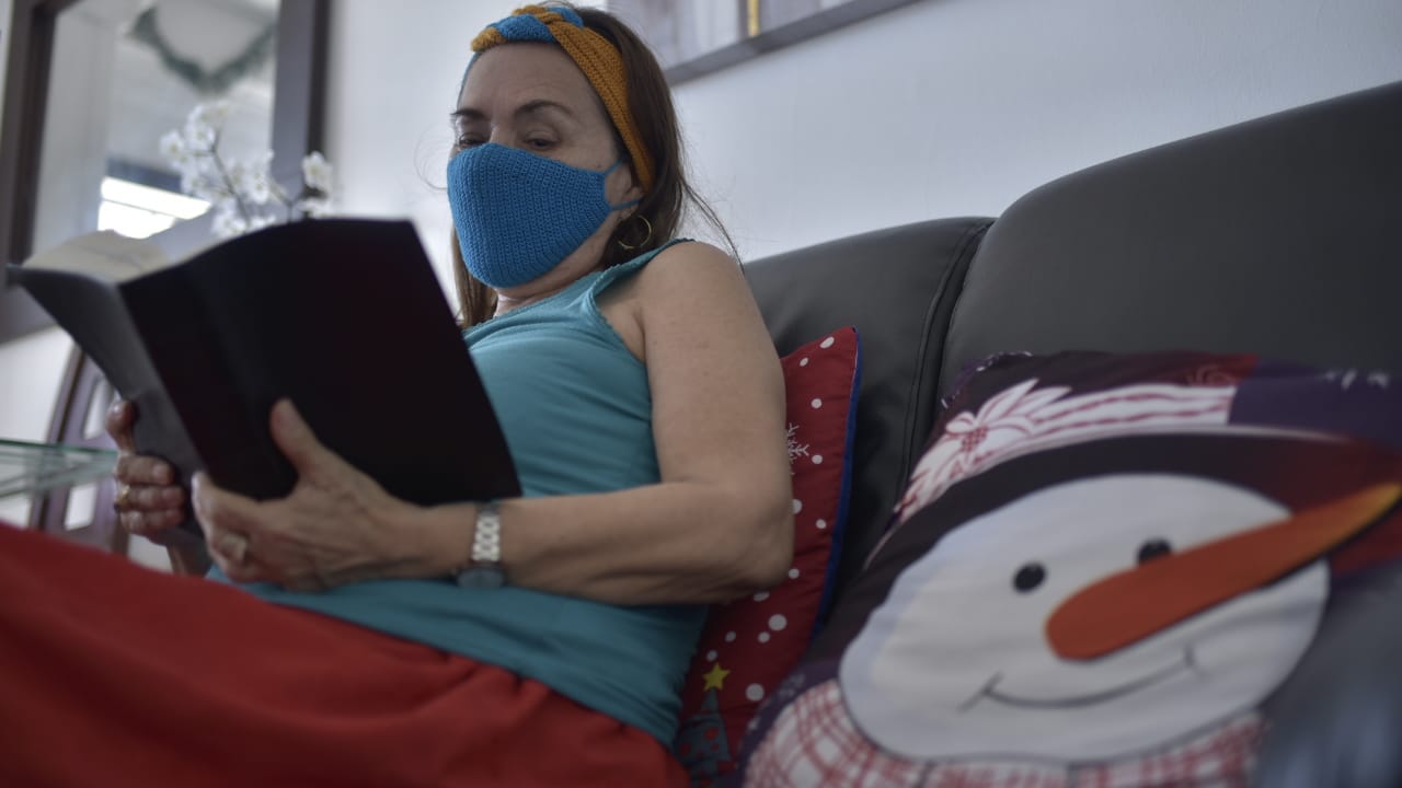 Doña Arnulfa Duque Fernández, una dama que se protege del Covid-19 con su tapaboca-