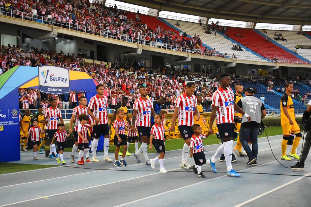 Salida del Junior a la cancha del Metropolitano.
