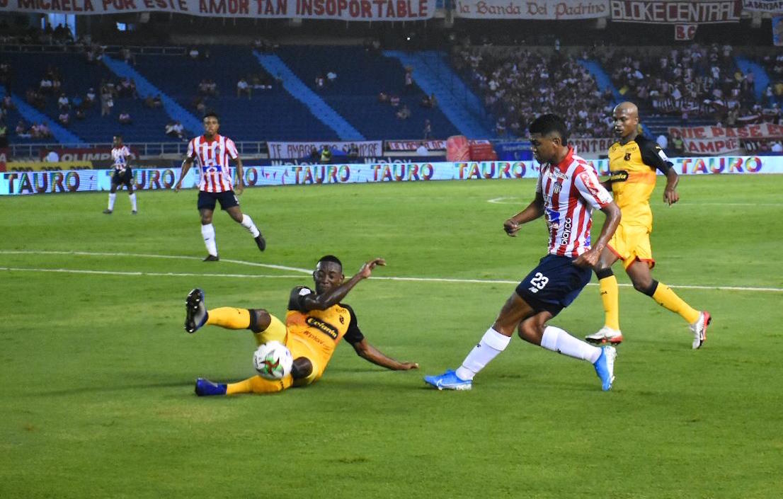 Jeison Angulo despejando una jugada de peligro.