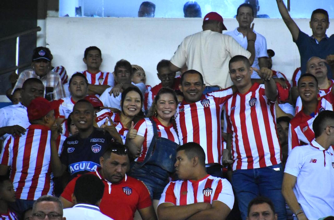 Junioristas apoyando en la tribuna.