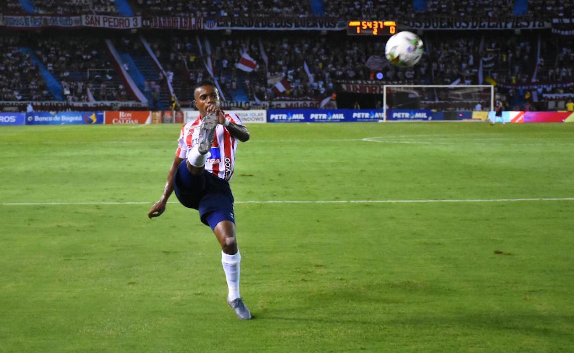 Fabián Viáfara ensayando un centro en jugada ofensiva.
