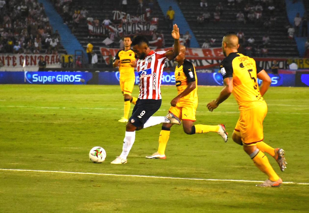 Migue Ángel Borja rematando al arco en el inicio del partido.