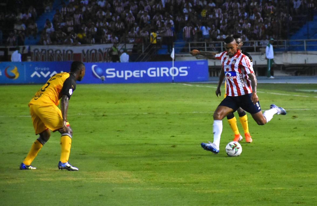 Fredy Hinestroza ensayando un centro frente a Jesús Murillo.