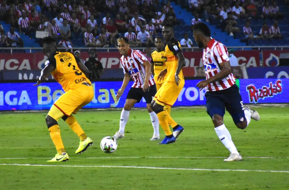 Teófilo Gutiérrez filtrando un pase a Miguel Ángel Borja.