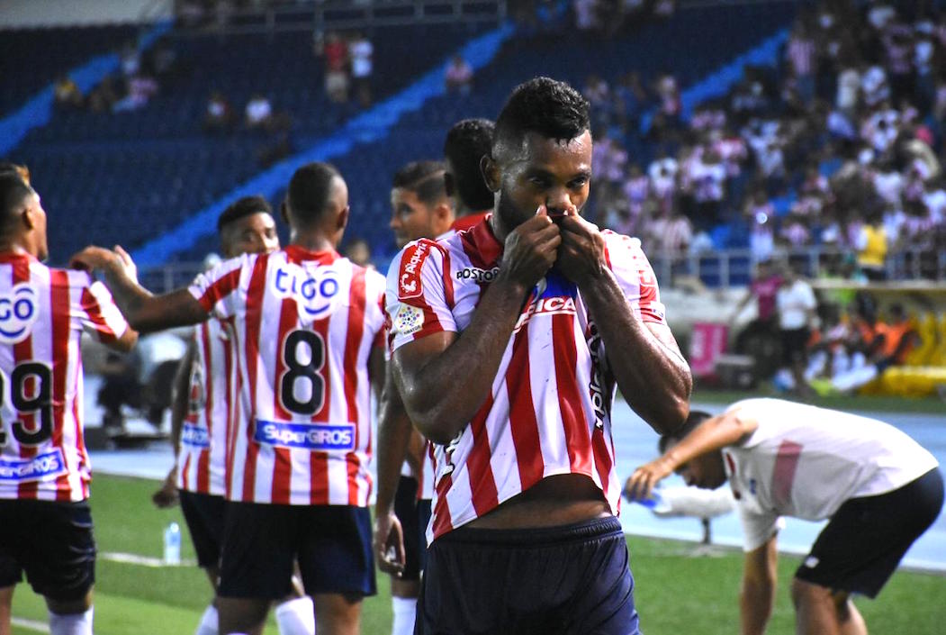 El goleador cordobés besando la camiseta 'tiburona'.