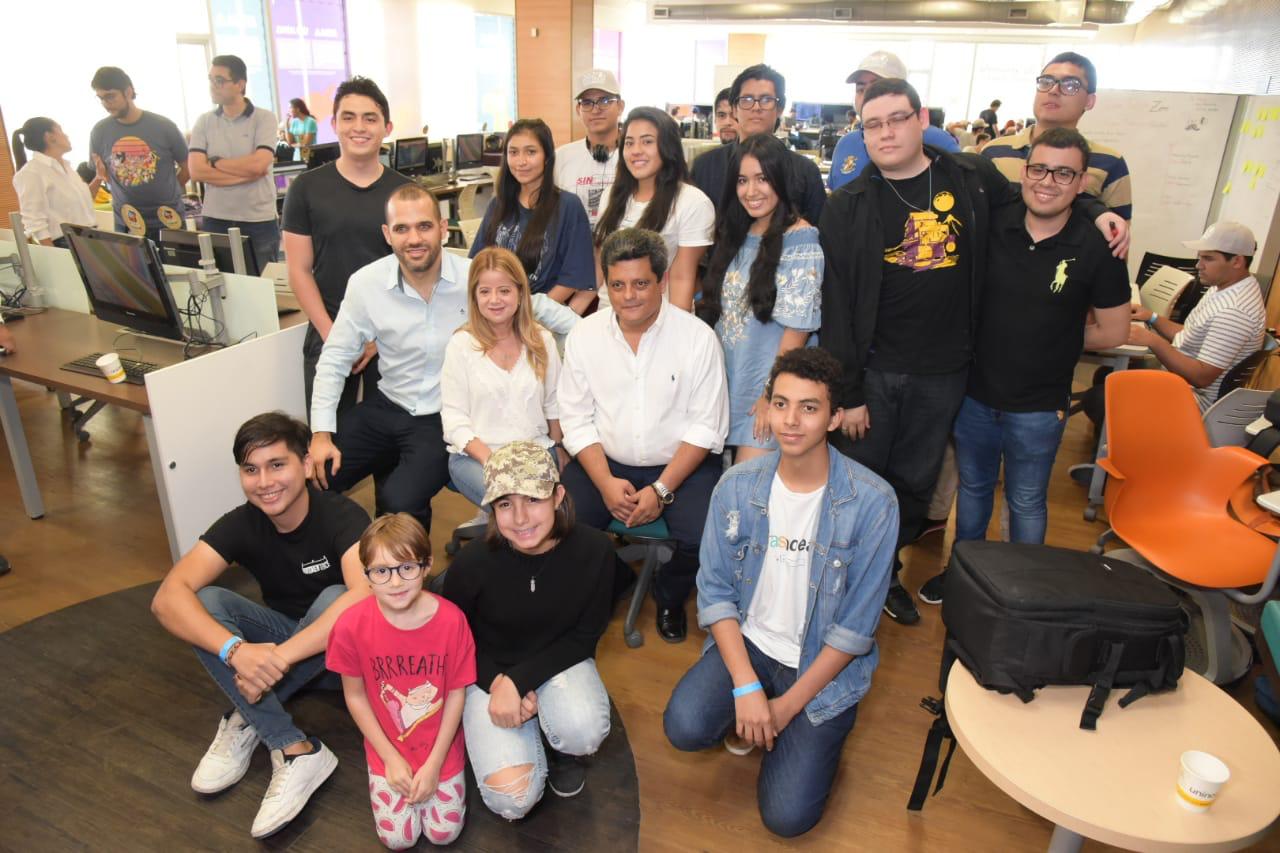 La Gobernadora del Atlántico, Elsa Noguera y el secretario de las TIC, Camilo Cepeda, junto a los participantes.