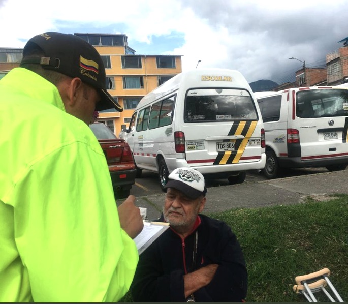 Alias 'Martin Sombra' escuchando a las autoridades al momento de su detención.